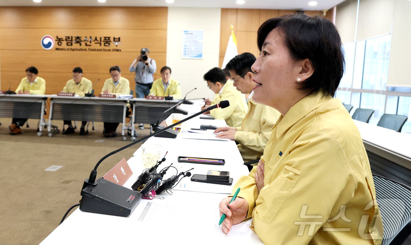 본문 이미지 - 송미령 농림축산식품부 장관이 29일 오전 세종시 정부세종청사에서 열린 국가정보자원관리원(국정자원) 행정정보시스템 화재 관련 농림축산식품부 대응점검회의를 주재하며 대책을 논의하고 있다. 2025.9.29/뉴스1 ⓒ News1 김기남 기자