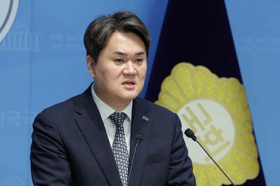 與 "고성국까지 극우 알박기 정치" vs 野 "합당 싸움에 국력 낭비"