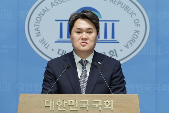 민주 "李대통령이 SNS로 사법부 압박? 방어권 위축 말아야"