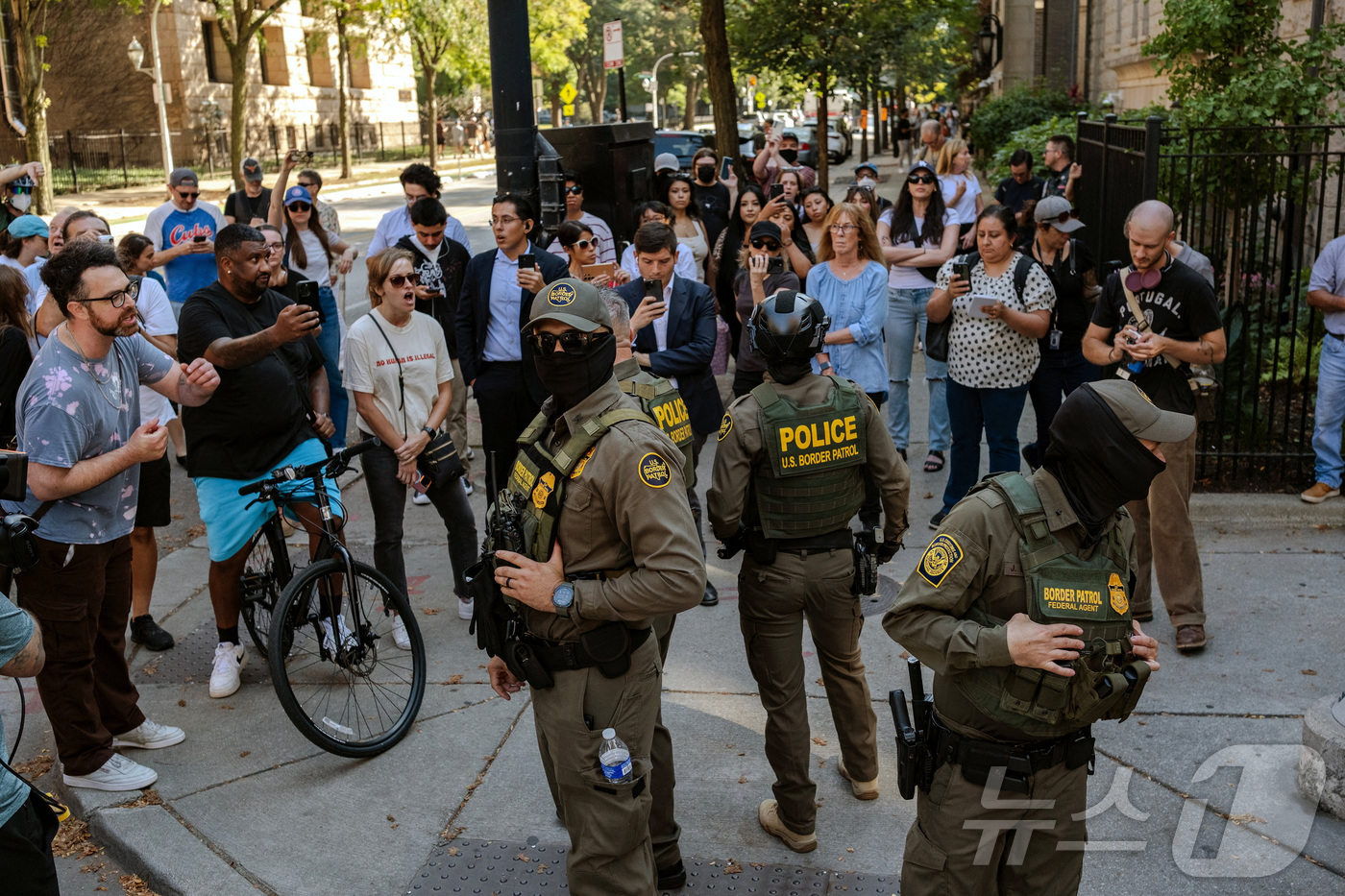 (시카고 로이터=뉴스1) 이창규 기자 = 미국 일리노이주 시카고에서 28일(현지시간) 연방 요원들이 순찰을 하고 있다.ⓒ 로이터=뉴스1