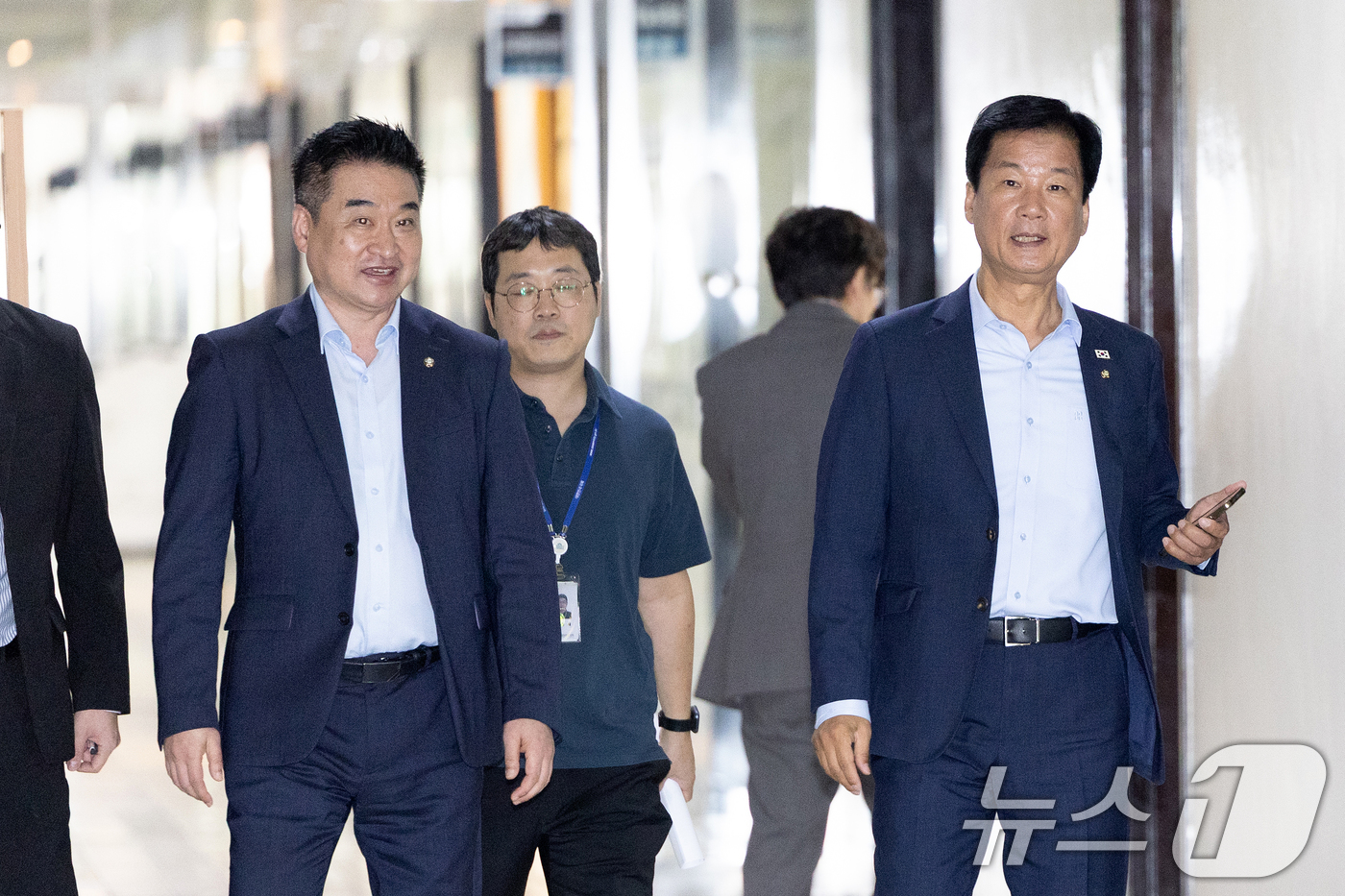 (서울=뉴스1) 이승배 기자 = 박균택 더불어민주당, 최혁진 무소속 의원이 29일 서울 여의도 국회에서 법제사법위원회 회의를 위해 위원장실로 향하고 있다. 2025.9.29/뉴스1 …