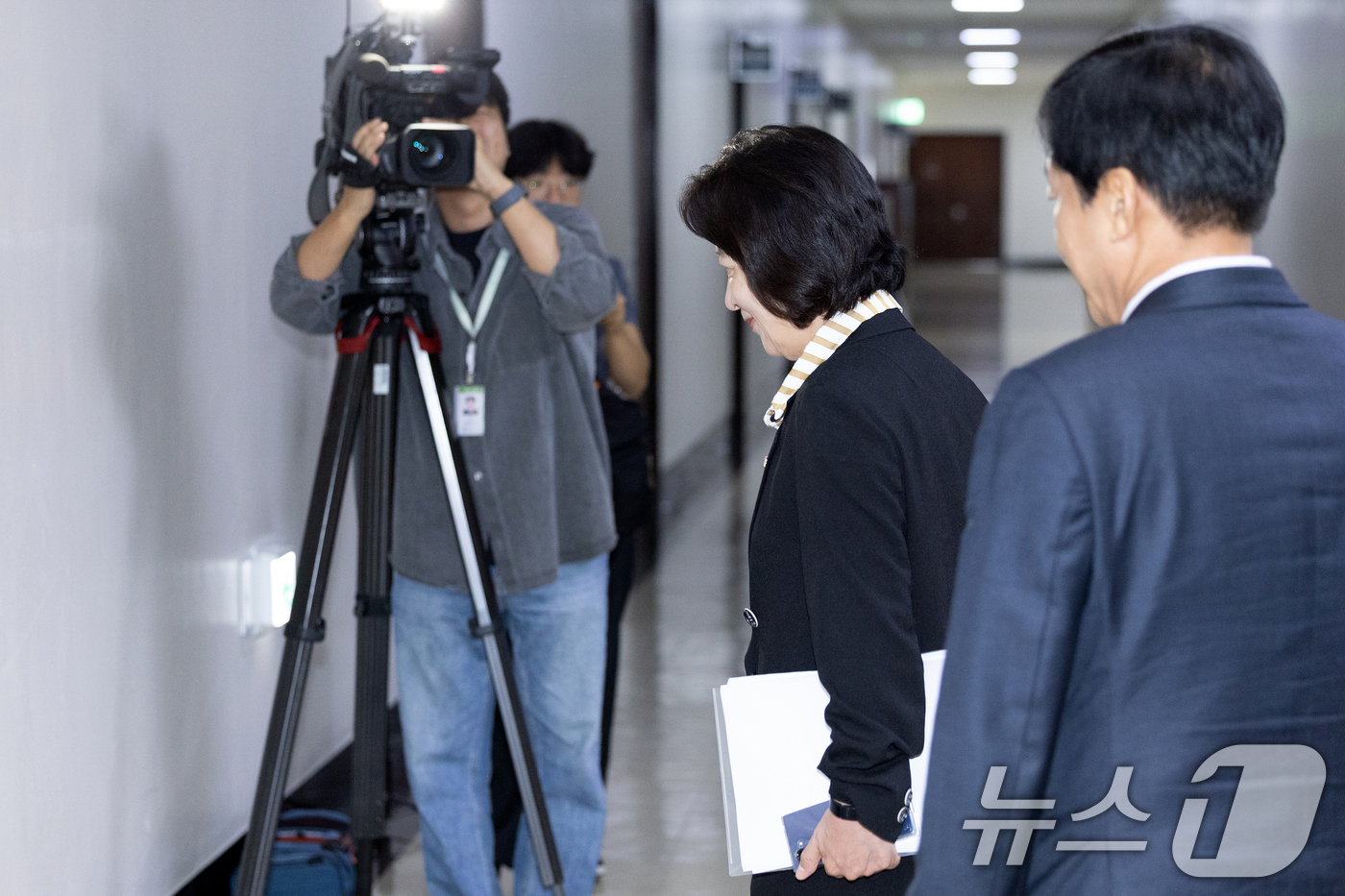 (서울=뉴스1) 이승배 기자 = 추미애 법제사법위원장이 29일 서울 여의도 국회에서 법제사법위원회 회의를 위해 위원장실로 향하고 있다. 2025.9.29/뉴스1