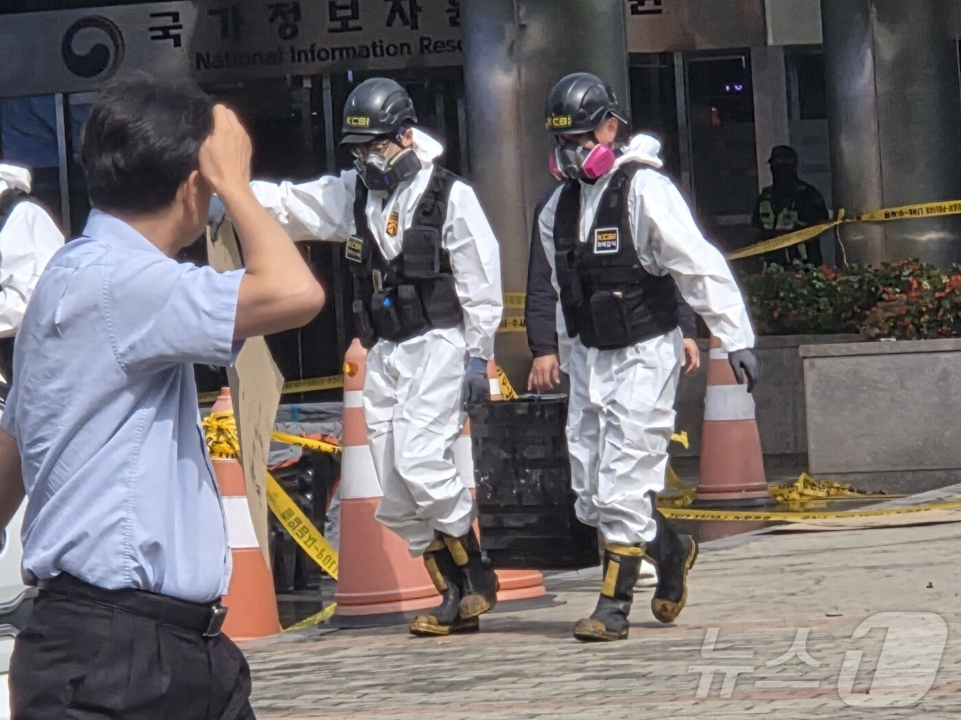 본문 이미지 - 29일 오전 대전 국가정보자원관리원 화재 3일차 합동감식이 시작된 가운데, 감식반이 화재 현장에서 반출한 리튬이온 배터리를 운반하고 있다. 2025.9.29/뉴스1 ⓒ News1 김종서 기자