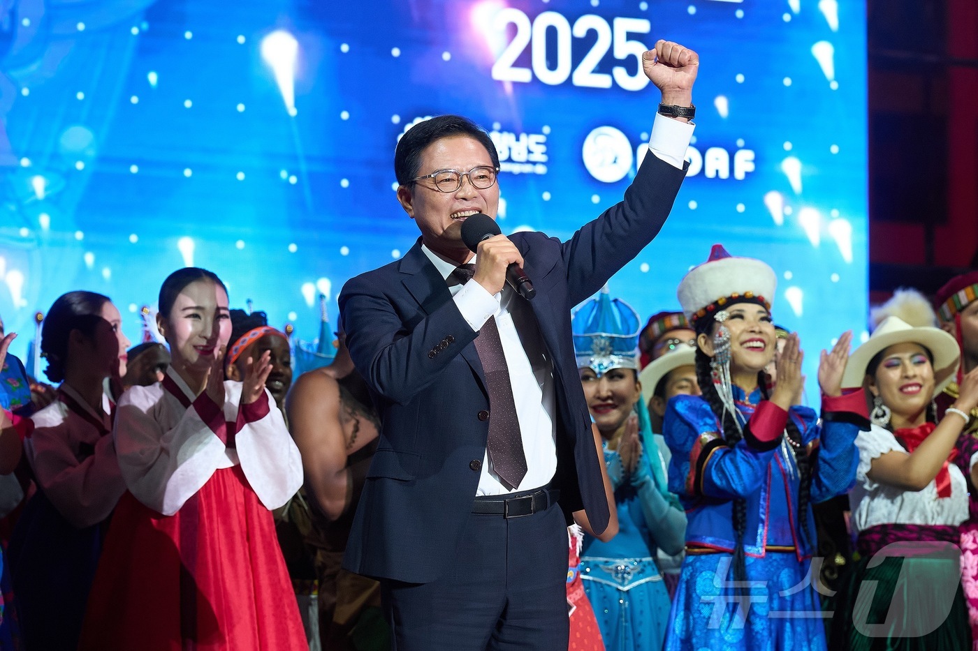 (천안=뉴스1) 이시우 기자 = 지난 28일 천안종합운동장에서 열린 '천안흥타령춤축제2025' 폐막식에서 김석필 천안시장 권한대행이 폐막을 선언하고 있다. (천안시청 제공. 재판매 …