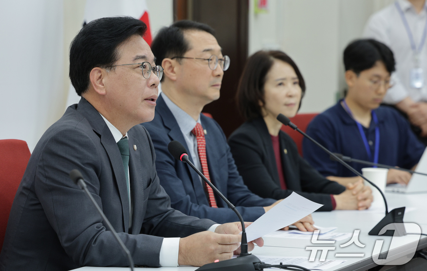 (서울=뉴스1) 신웅수 기자 = 송언석 국민의힘 원내대표가 29일 서울 여의도 국회에서 열린 '이재명 정권 무능 외교 국격 실격 대응 특별위원회' 1차 회의에서 발언하고 있다. 2 …