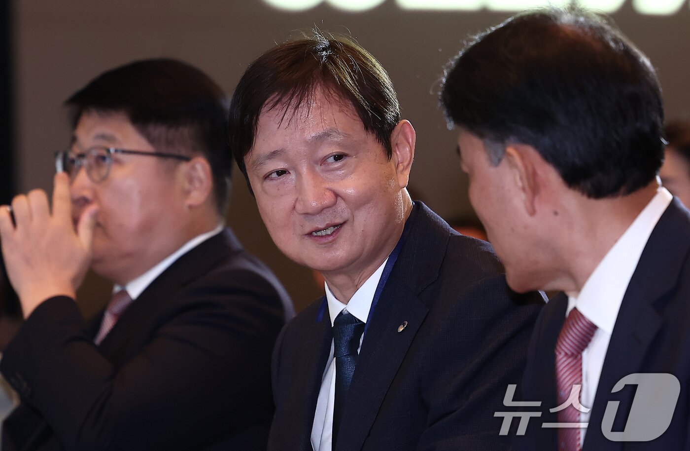 본문 이미지 - 이찬진 금융감독원장&#40;왼쪽&#41;과 윤한홍 국회 정무위원장이 29일 서울 영등포구 여의도 콘래드 호텔에서 열린 서울 핀테크 위크 2025 컨퍼런스 개회식에서 대화를 하고 있다. 2025.9.29/뉴스1 ⓒ News1 김성진 기자