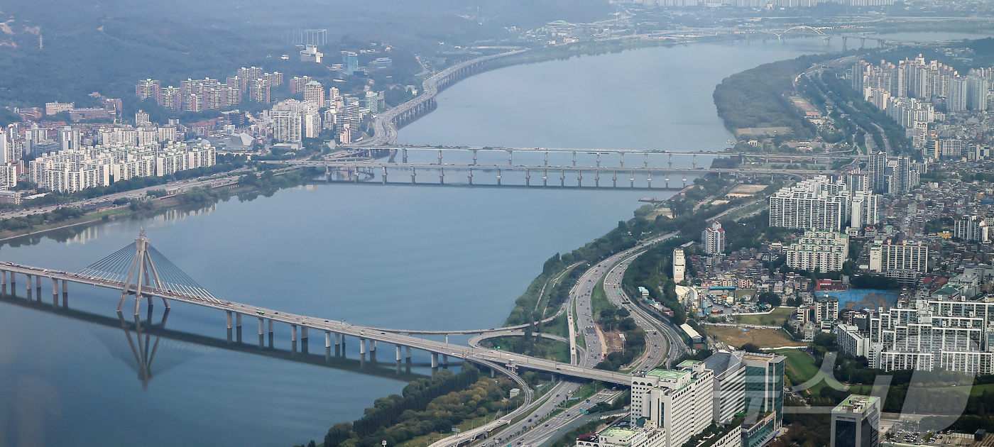 (서울=뉴스1) 김진환 기자 = 서울시가 29일 오는 2031년까지 정비사업 절차를 최대 12년으로 단축해 31만 호를 착공하고, 이 중 64%를 한강 벨트에 집중 공급한다고 밝혔 …