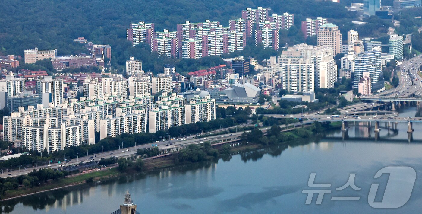 본문 이미지 - 서울 송파구 롯데월드타워에서 바라본 한강변 아파트 단지./뉴스1 ⓒ News1 김진환 기자