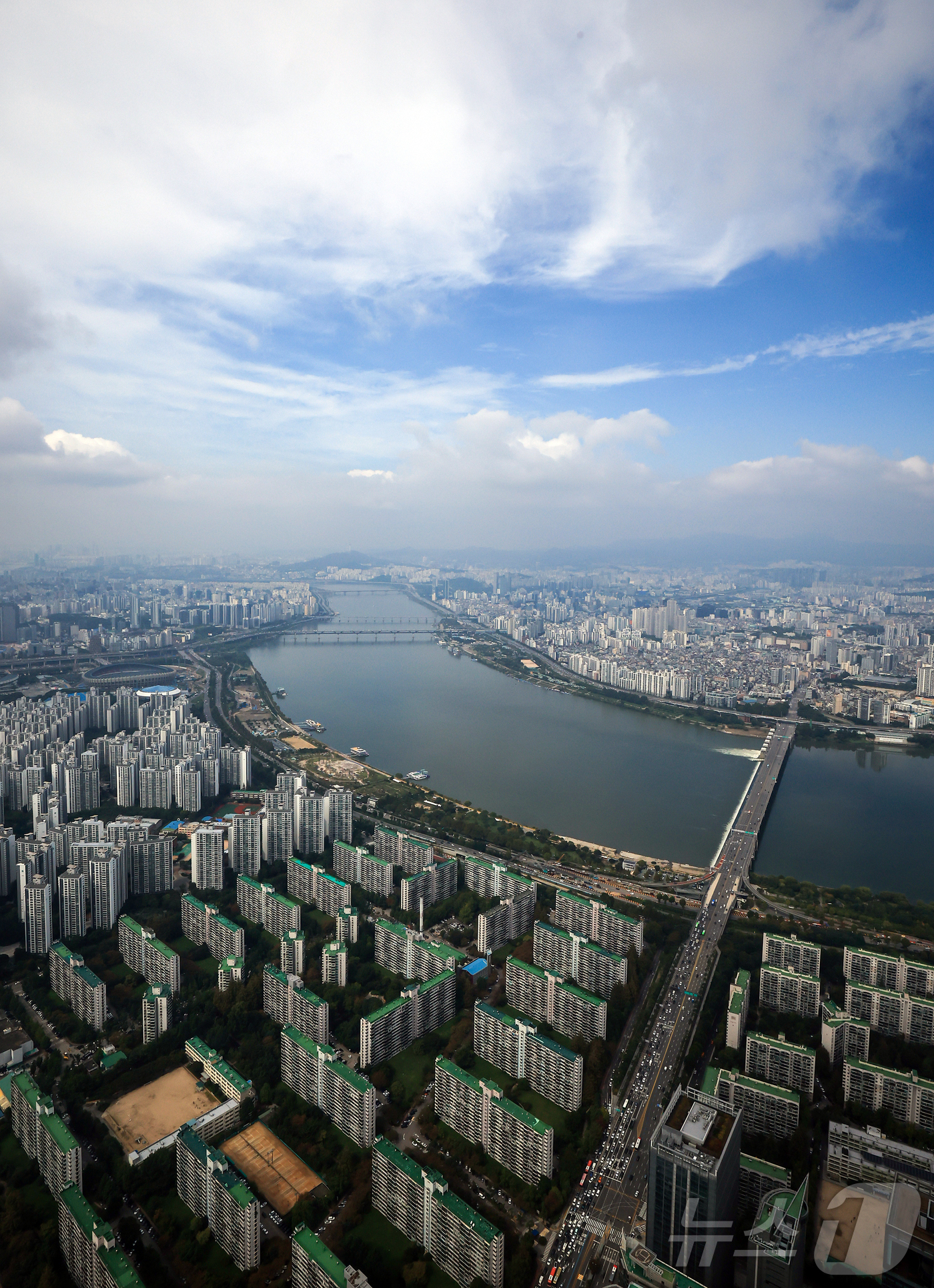 (서울=뉴스1) 김진환 기자 = 서울시가 29일 오는 2031년까지 정비사업 절차를 최대 12년으로 단축해 31만 호를 착공하고, 이 중 64%를 한강 벨트에 집중 공급한다고 밝혔 …