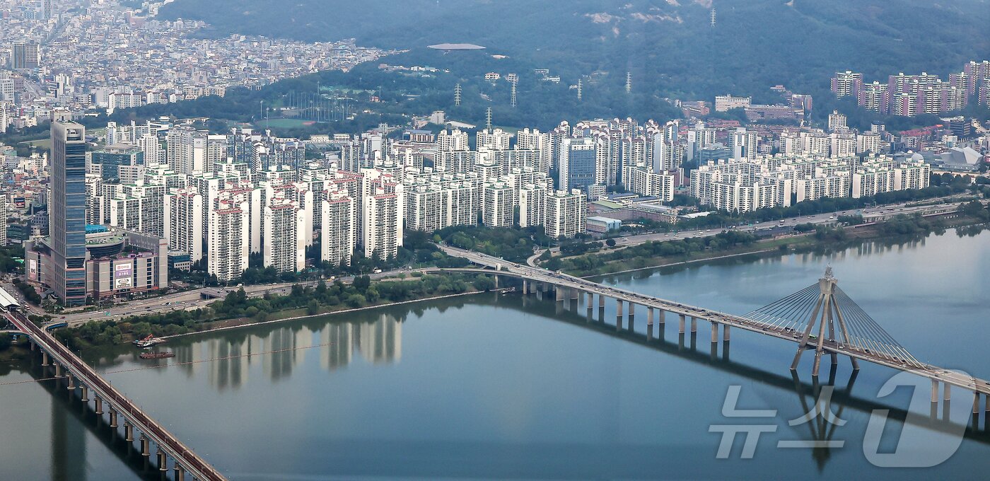 본문 이미지 - 서울 송파구 롯데월드타워에서 바라본 한강변 아파트 단지. 2025.9.29 ⓒ 뉴스1 김진환 기자