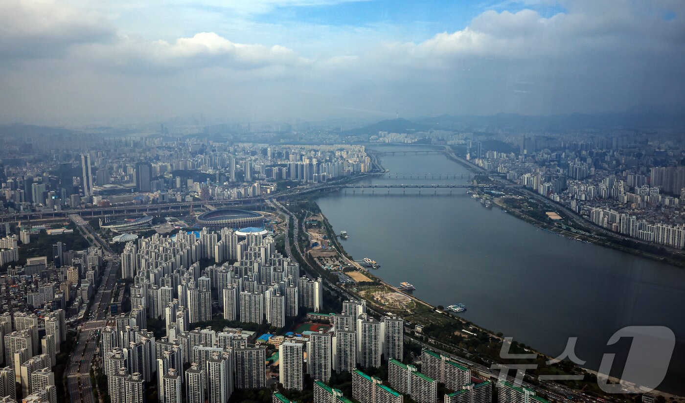 본문 이미지 - 서울시가 29일 오는 2031년까지 정비사업 절차를 최대 12년으로 단축해 31만 호를 착공하고, 이 중 64%를 한강 벨트에 집중 공급한다고 밝혔다. 사진은 이날 서울 송파구 롯데월드타워에서 바라본 한강변 아파트 단지. 2025.9.29/뉴스1 ⓒ News1 김진환 기자