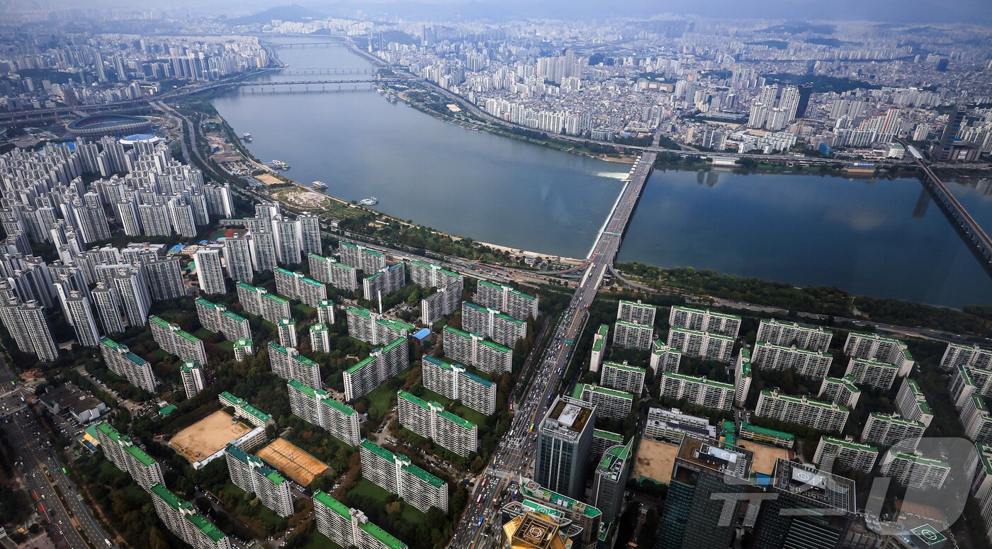 본문 이미지 - 서울 송파구 롯데월드타워에서 바라본 한강변 아파트 단지. 뉴스1 ⓒ News1 김진환 기자