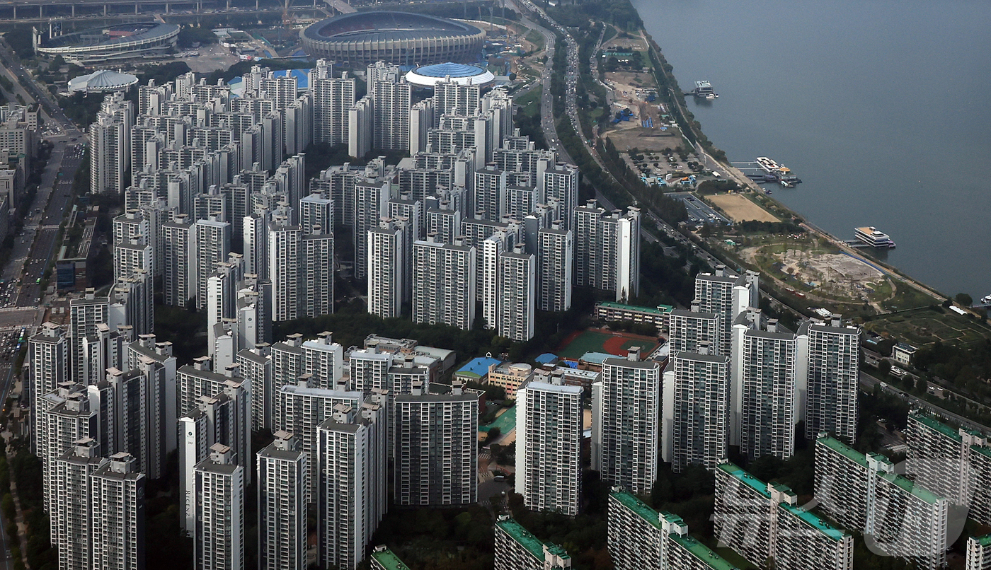 (서울=뉴스1) 김진환 기자 = 서울시가 29일 오는 2031년까지 정비사업 절차를 최대 12년으로 단축해 31만 호를 착공하고, 이 중 64%를 한강 벨트에 집중 공급한다고 밝혔 …