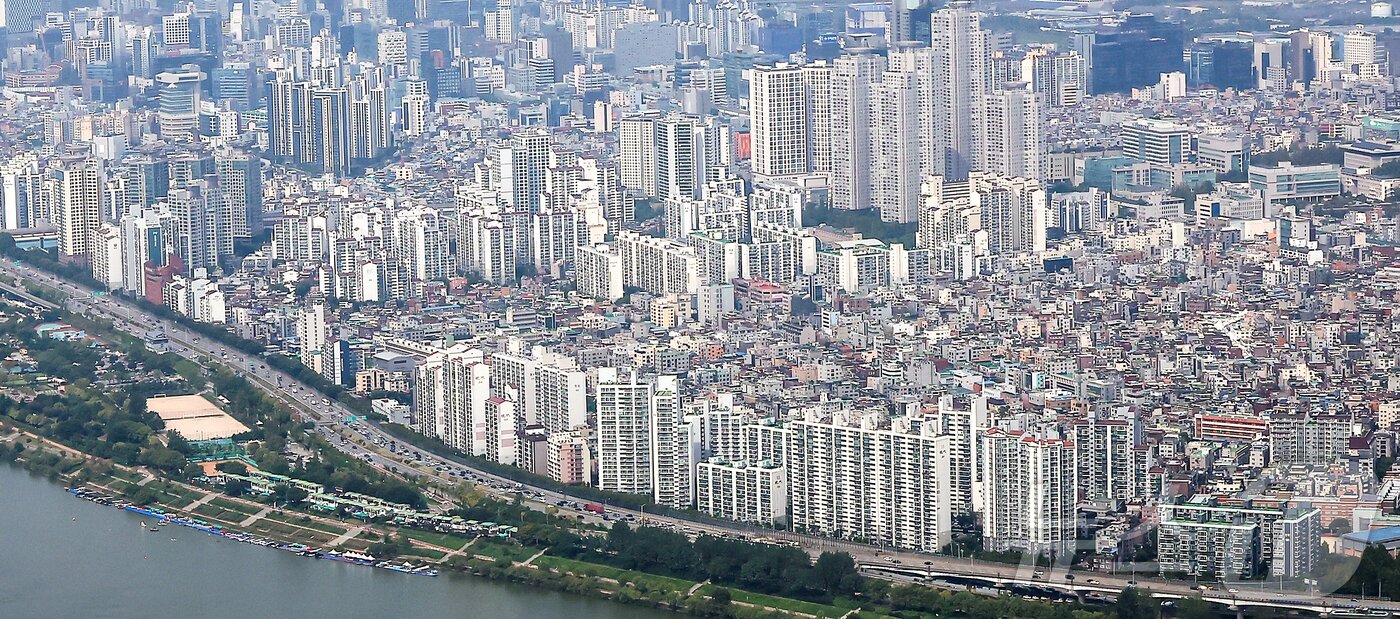 본문 이미지 - 서울시가 29일 오는 2031년까지 정비사업 절차를 최대 12년으로 단축해 31만 호를 착공하고, 이 중 64%를 한강 벨트에 집중 공급한다고 밝혔다. 사진은 이날 서울 송파구 롯데월드타워에서 바라본 한강변 아파트 단지. 2025.9.29/뉴스1 ⓒ News1 김진환 기자