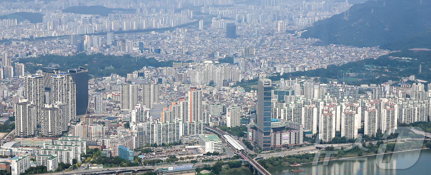 (서울=뉴스1) 김진환 기자 = 서울시가 29일 오는 2031년까지 정비사업 절차를 최대 12년으로 단축해 31만 호를 착공하고, 이 중 64%를 한강 벨트에 집중 공급한다고 밝혔 …