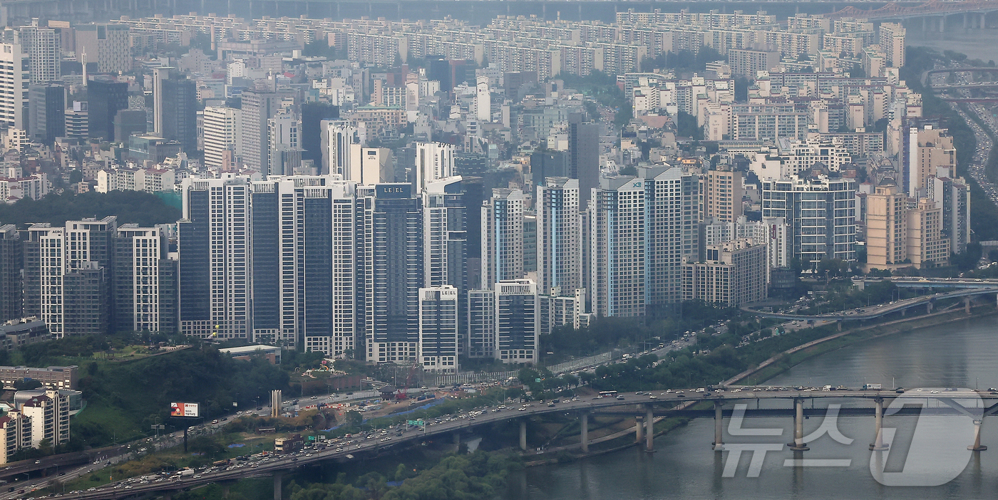 (서울=뉴스1) 김진환 기자 = 서울시가 29일 오는 2031년까지 정비사업 절차를 최대 12년으로 단축해 31만 호를 착공하고, 이 중 64%를 한강 벨트에 집중 공급한다고 밝혔 …
