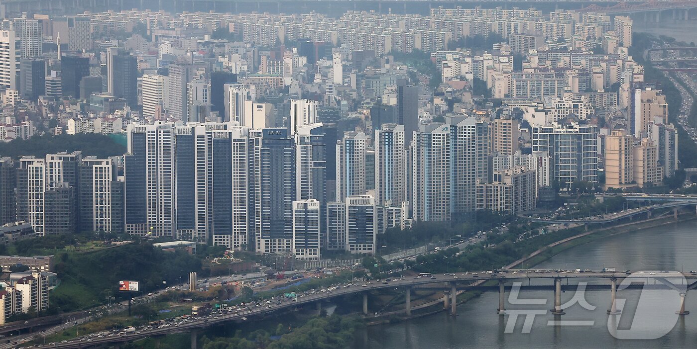 본문 이미지 - 서울시가 29일 오는 2031년까지 정비사업 절차를 최대 12년으로 단축해 31만 호를 착공하고, 이 중 64%를 한강 벨트에 집중 공급한다고 밝혔다. 사진은 이날 서울 송파구 롯데월드타워에서 바라본 한강변 아파트 단지. 2025.9.29/뉴스1 ⓒ News1 김진환 기자