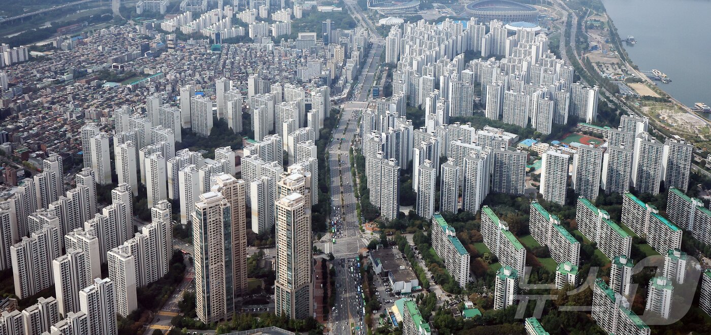 본문 이미지 - 서울시가 29일 오는 2031년까지 정비사업 절차를 최대 12년으로 단축해 31만 호를 착공하고, 이 중 64%를 한강 벨트에 집중 공급한다고 밝혔다. 사진은 이날 서울 송파구 롯데월드타워에서 바라본 한강변 아파트 단지. 2025.9.29/뉴스1 ⓒ News1 김진환 기자