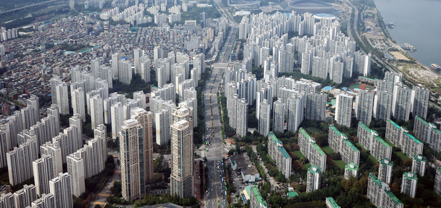 서울 아파트값 48주 연속 상승…"오름폭은 축소"