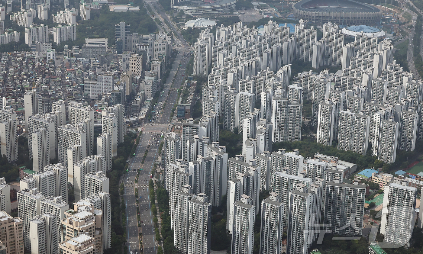 (서울=뉴스1) 김진환 기자 = 서울시가 29일 오는 2031년까지 정비사업 절차를 최대 12년으로 단축해 31만 호를 착공하고, 이 중 64%를 한강 벨트에 집중 공급한다고 밝혔 …