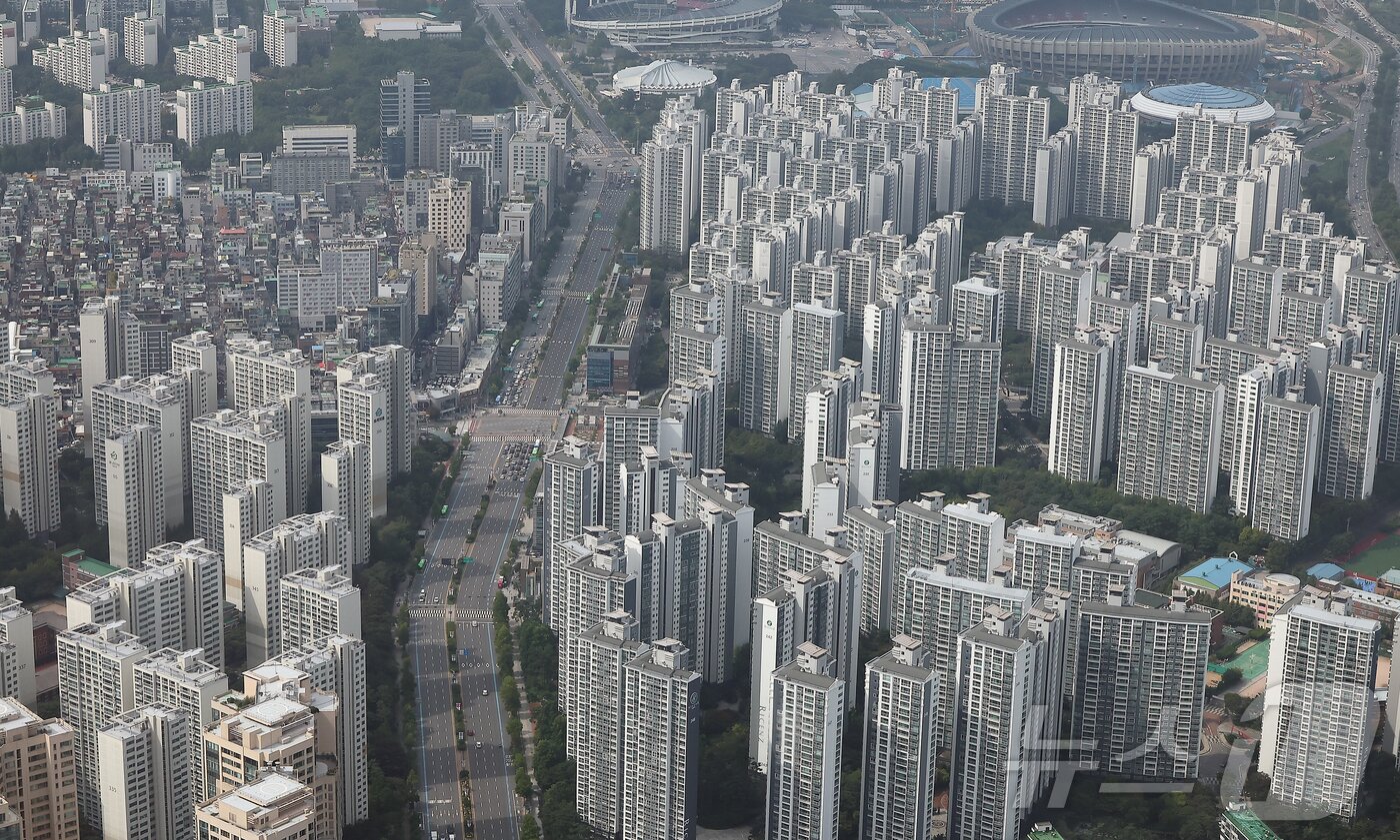 본문 이미지 - 서울시가 29일 오는 2031년까지 정비사업 절차를 최대 12년으로 단축해 31만 호를 착공하고, 이 중 64%를 한강 벨트에 집중 공급한다고 밝혔다. 사진은 이날 서울 송파구 롯데월드타워에서 바라본 한강변 아파트 단지. 2025.9.29/뉴스1 ⓒ News1 김진환 기자