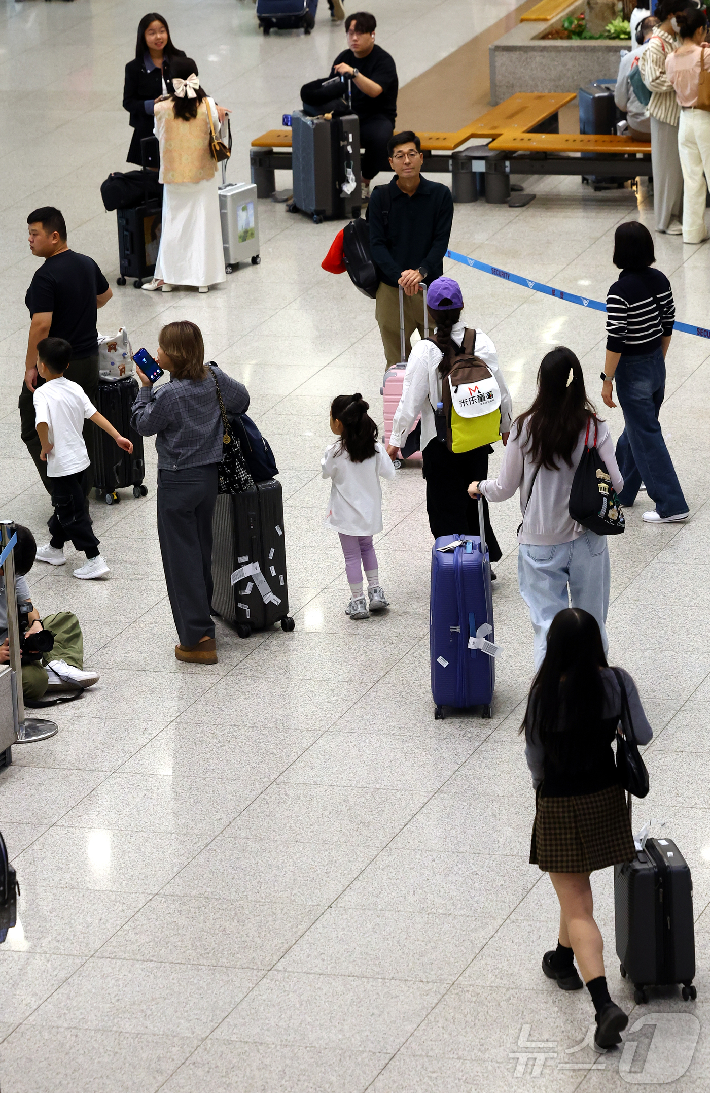 (인천공항=뉴스1) 오대일 기자 = 중국인 단체관광객에 대한 무비자 입국 시행 첫날인 29일 오전 인천국제공항 제1터미널 입국장으로 중국인 관광객들이 입국하고 있다. (공동취재) …