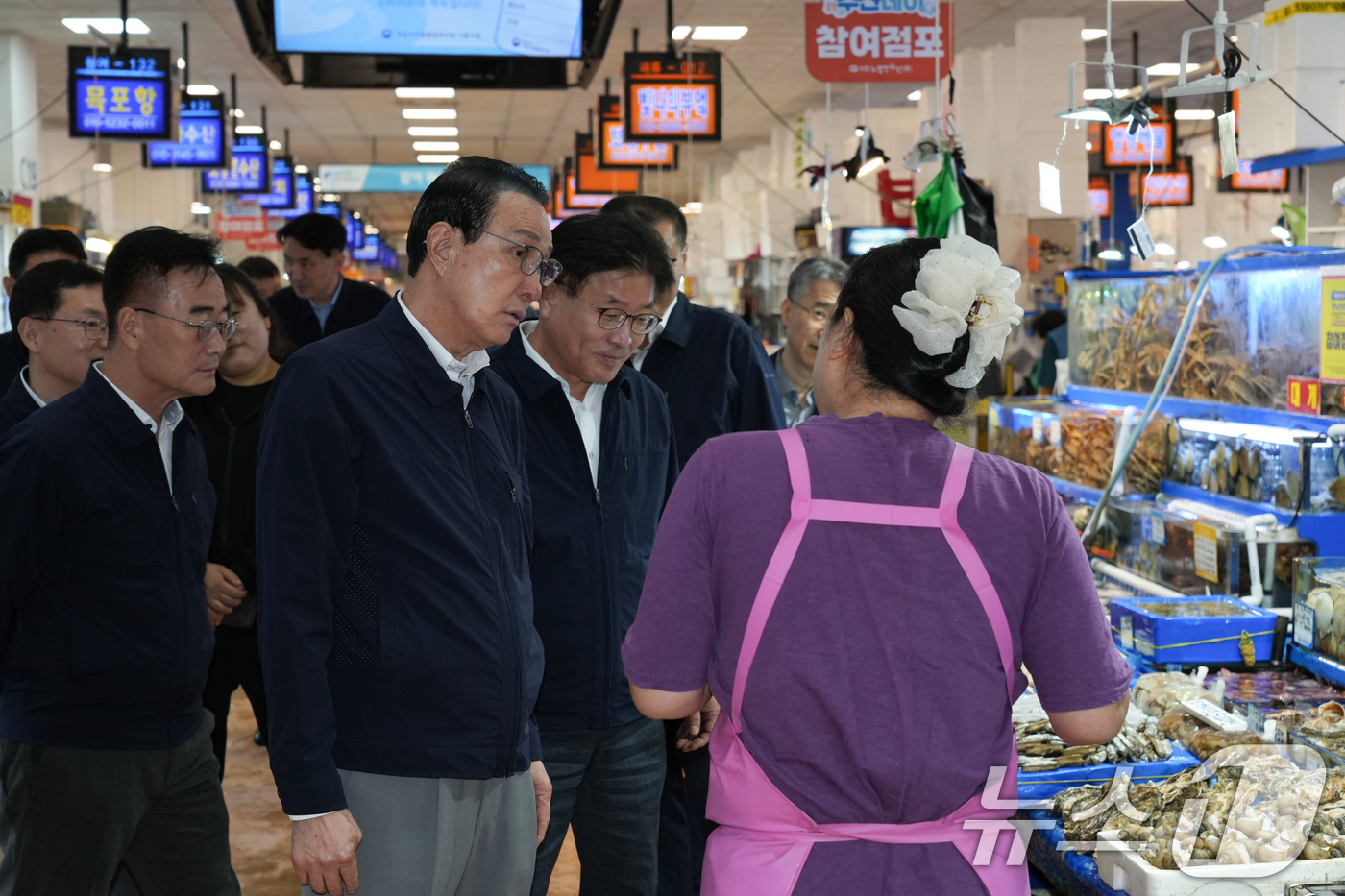 (서울=뉴스1) = 노동진 수협중앙회장이 29일 서울 동작구 노량진수산시장을 찾아 수산물 유통 동향을 점검하고, 시장 상인들로부터 현장 의견을 청취하고 있다. (수협 제공. 재판매 …