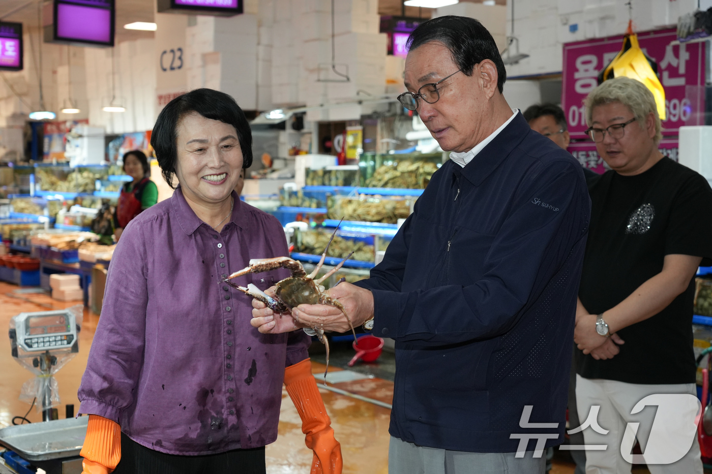 (서울=뉴스1) = 노동진 수협중앙회장이 29일 서울 동작구 노량진수산시장을 찾아 수산물 유통 동향을 점검하고, 시장 상인들로부터 현장 의견을 청취하고 있다. (수협 제공. 재판매 …