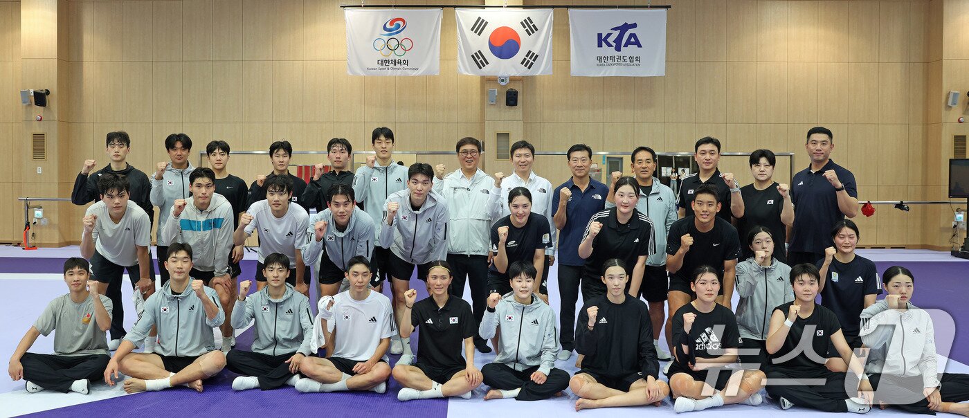 본문 이미지 - 최휘영 문화체육관광부 장관이 29일 충북 진천 국가대표 선수촌을 방문해 ‘2026 밀라노-코르티나 동계올림픽’과 ‘2026 아이치-나고야 아시안게임’을 대비해 훈련 중인 태권도 국가대표 선수들을 격려하고 기념촬영을 하고 있다. &#40;문화체육관광부 제공. 재판매 및 DB 금지&#41; 2025.9.29/뉴스1
