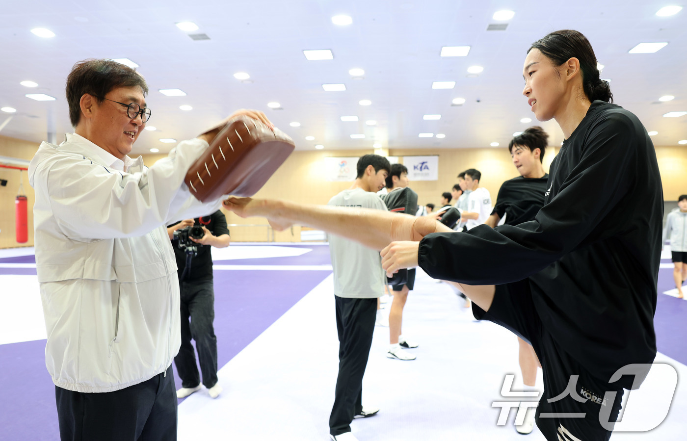 (서울=뉴스1) = 최휘영 문화체육관광부 장관이 29일 충북 진천 국가대표 선수촌을 방문해 ‘2026 밀라노-코르티나 동계올림픽’과 ‘2026 아이치-나고야 아시안게임’을 대비해 …