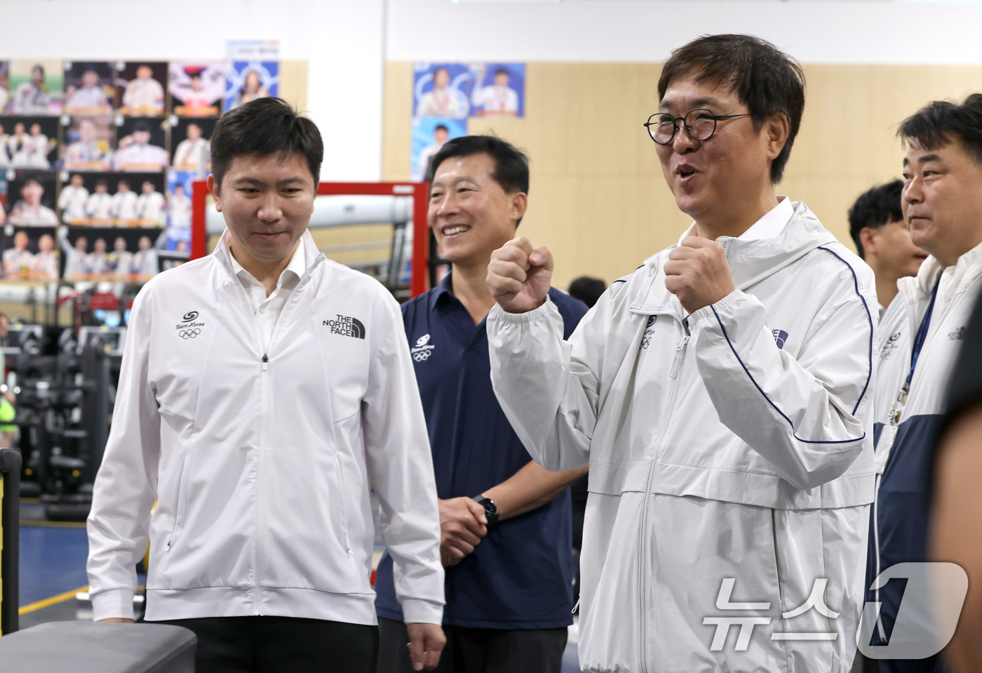 (서울=뉴스1) = 최휘영 문화체육관광부 장관이 29일 충북 진천 국가대표 선수촌을 방문해 ‘2026 밀라노-코르티나 동계올림픽’과 ‘2026 아이치-나고야 아시안게임’을 대비해 …