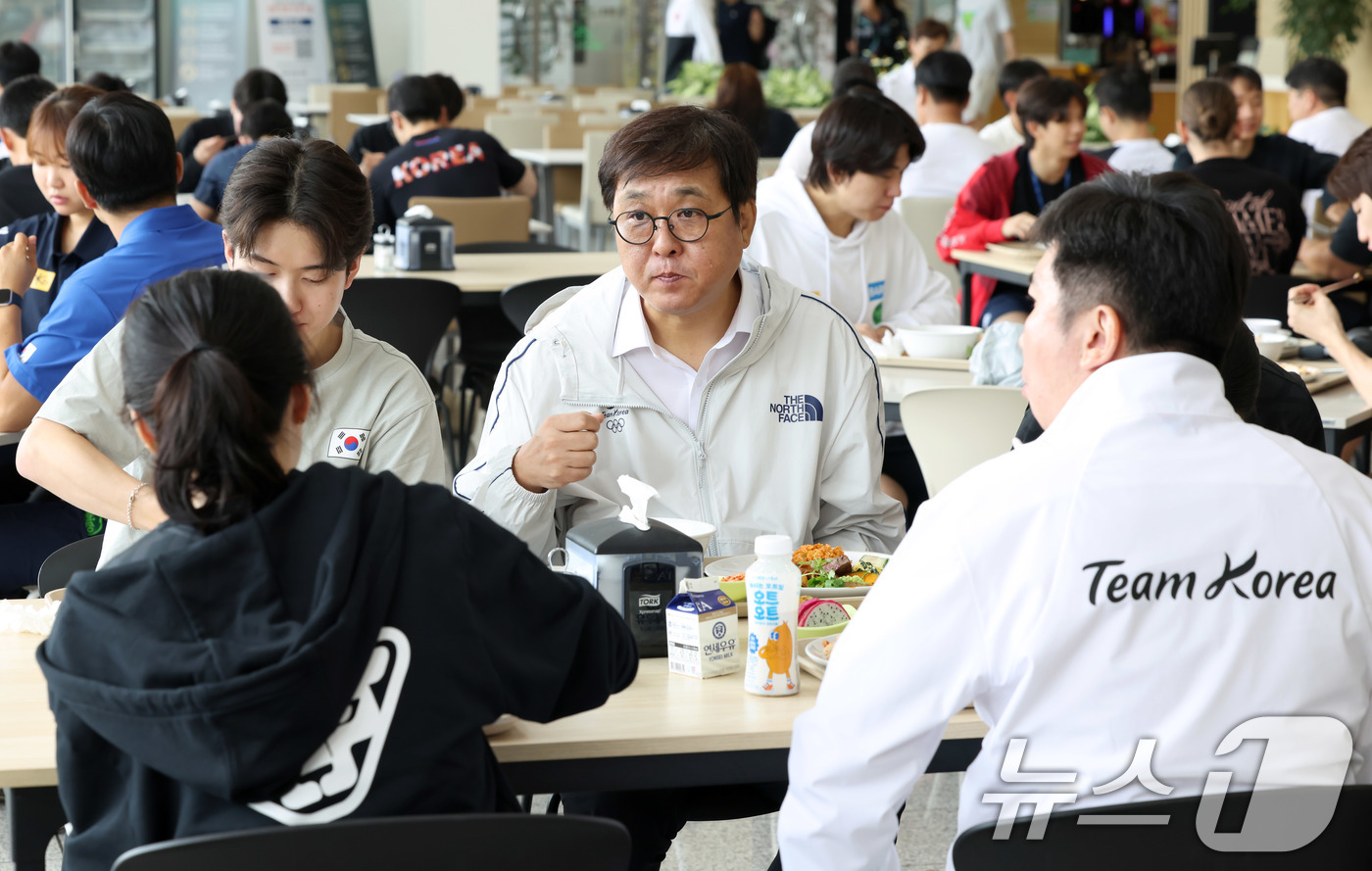 (서울=뉴스1) = 최휘영 문화체육관광부 장관이 29일 충북 진천 국가대표 선수촌에서 ‘2026 밀라노-코르티나 동계올림픽’과 ‘2026 아이치-나고야 아시안게임’을 대비해 훈련 …