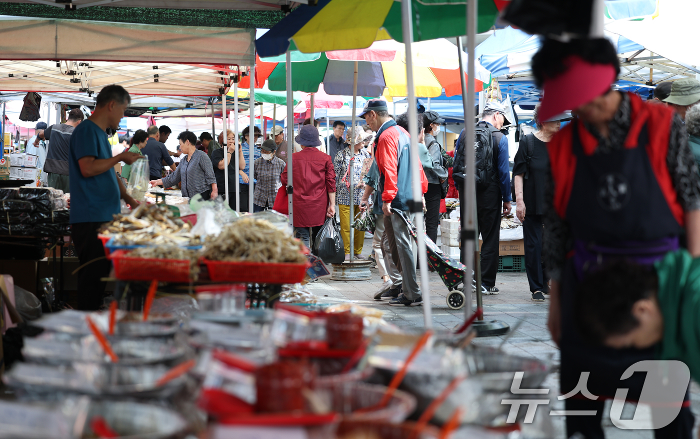 (성남=뉴스1) 김영운 기자 = 추석 연휴를 앞둔 29일 경기 성남시 중원구 모란민속5일장에서 시민들이 제수용품을 구매하고 있다. 2025.9.29/뉴스1