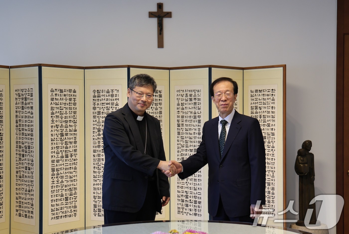 (서울=뉴스1) = 천주교 서울대교구장 정순택 대주교가 29일 서울 중구 서울대교구청 교구장 접견실에서 이석연 국민통합위원장과 기념 촬영을 하고 있다. (천주교 서울대교구 제공. …
