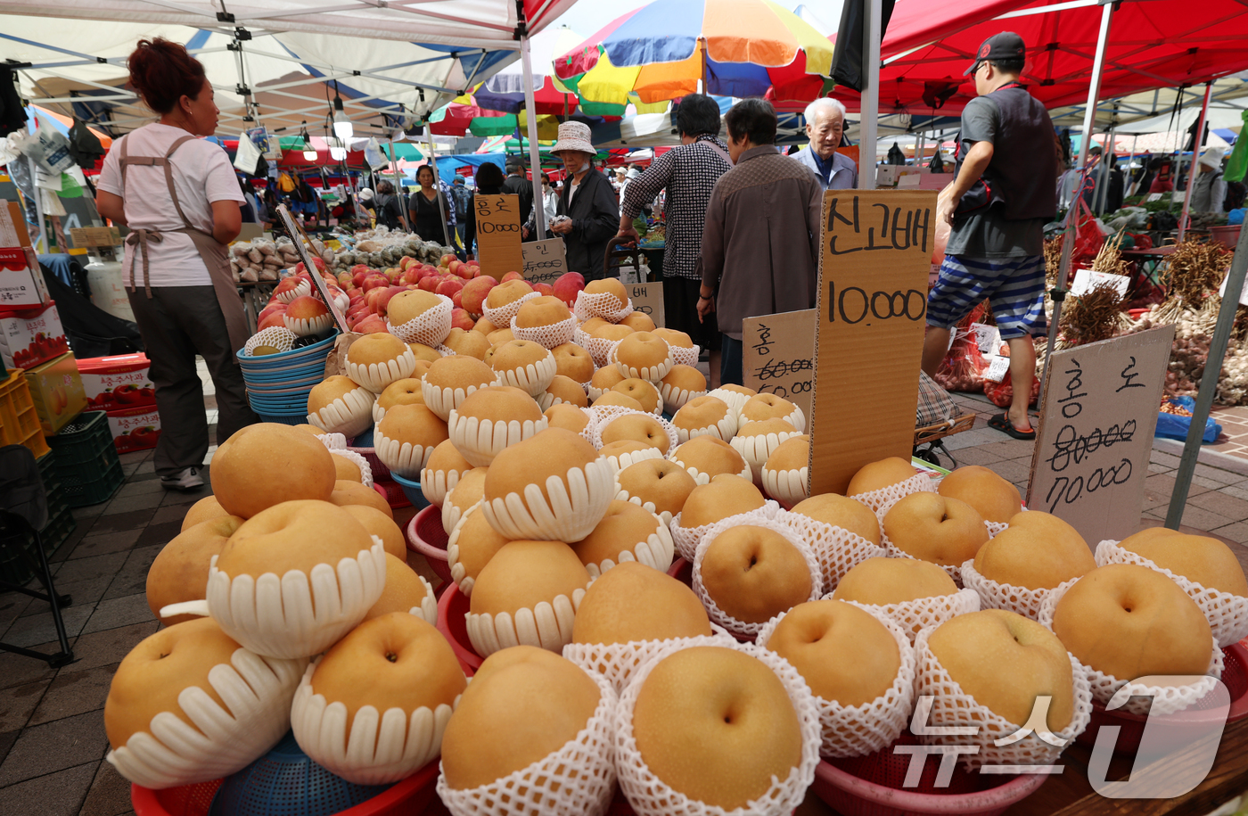 (성남=뉴스1) 김영운 기자 = 추석 연휴를 앞둔 29일 경기 성남시 중원구 모란민속5일장에서 시민들이 제수용품을 구매하고 있다. 2025.9.29/뉴스1