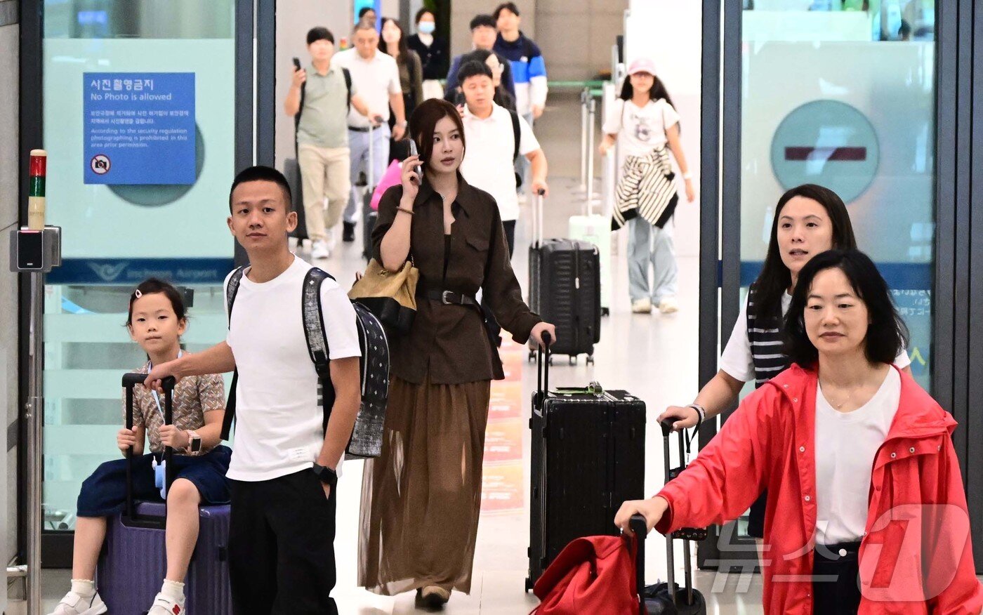 본문 이미지 - 중국인 단체관광객에 대한 무비자 입국 시행 첫날인 29일 오전 인천국제공항 제1터미널 입국장으로 중국인 관광객들이 입국하고 있다. (공동취쟤) 2025.9.29/뉴스1 ⓒ News1 오대일 기자