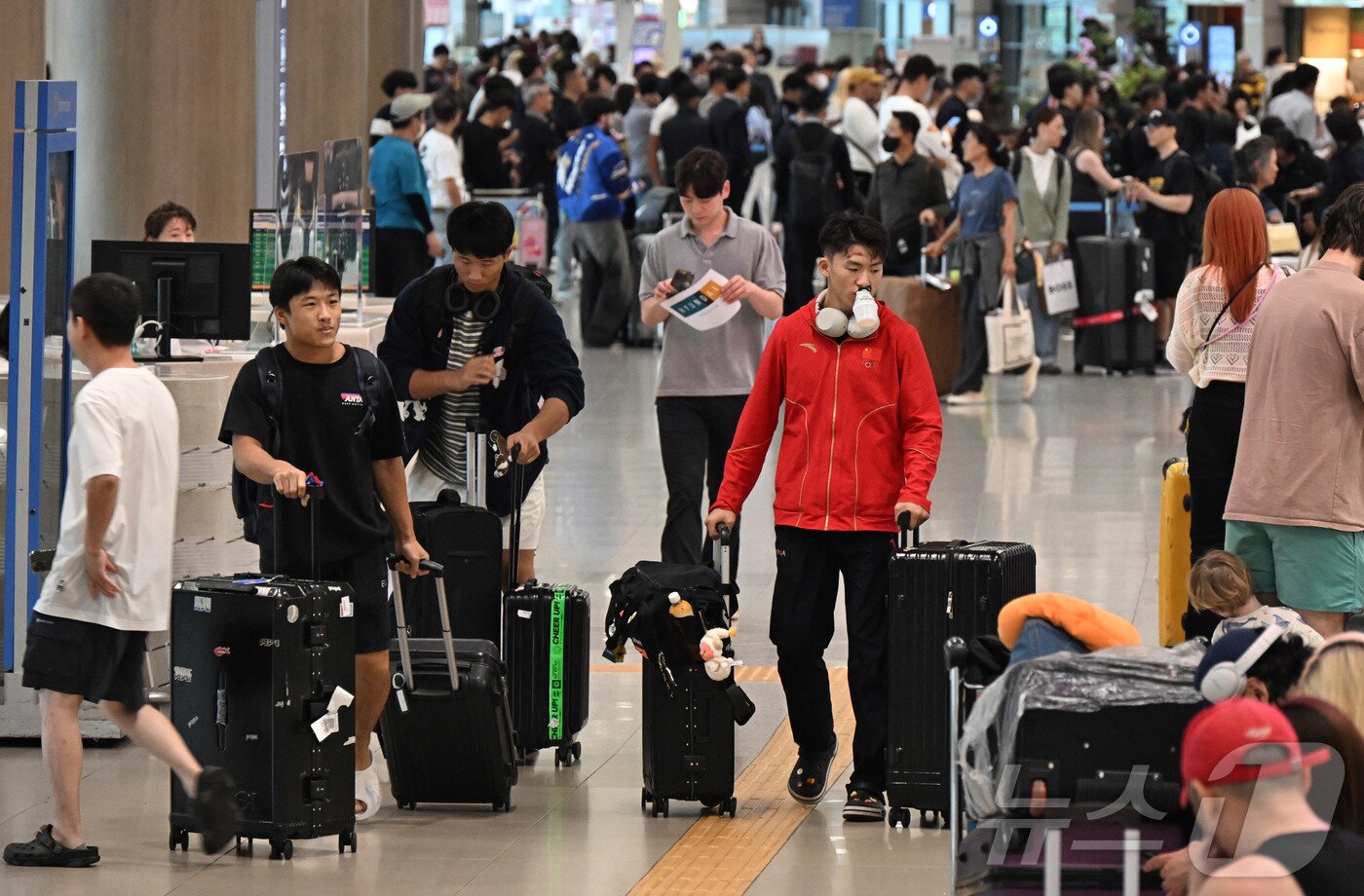 본문 이미지 - 중국인 단체관광객에 대한 무비자 입국 시행 첫날인 29일 인천국제공항 제1터미널 입국장으로 중국인 관광객들이 입국하고 있다. (공동취재) 2025.9.29/뉴스1 ⓒ News1 오대일 기자