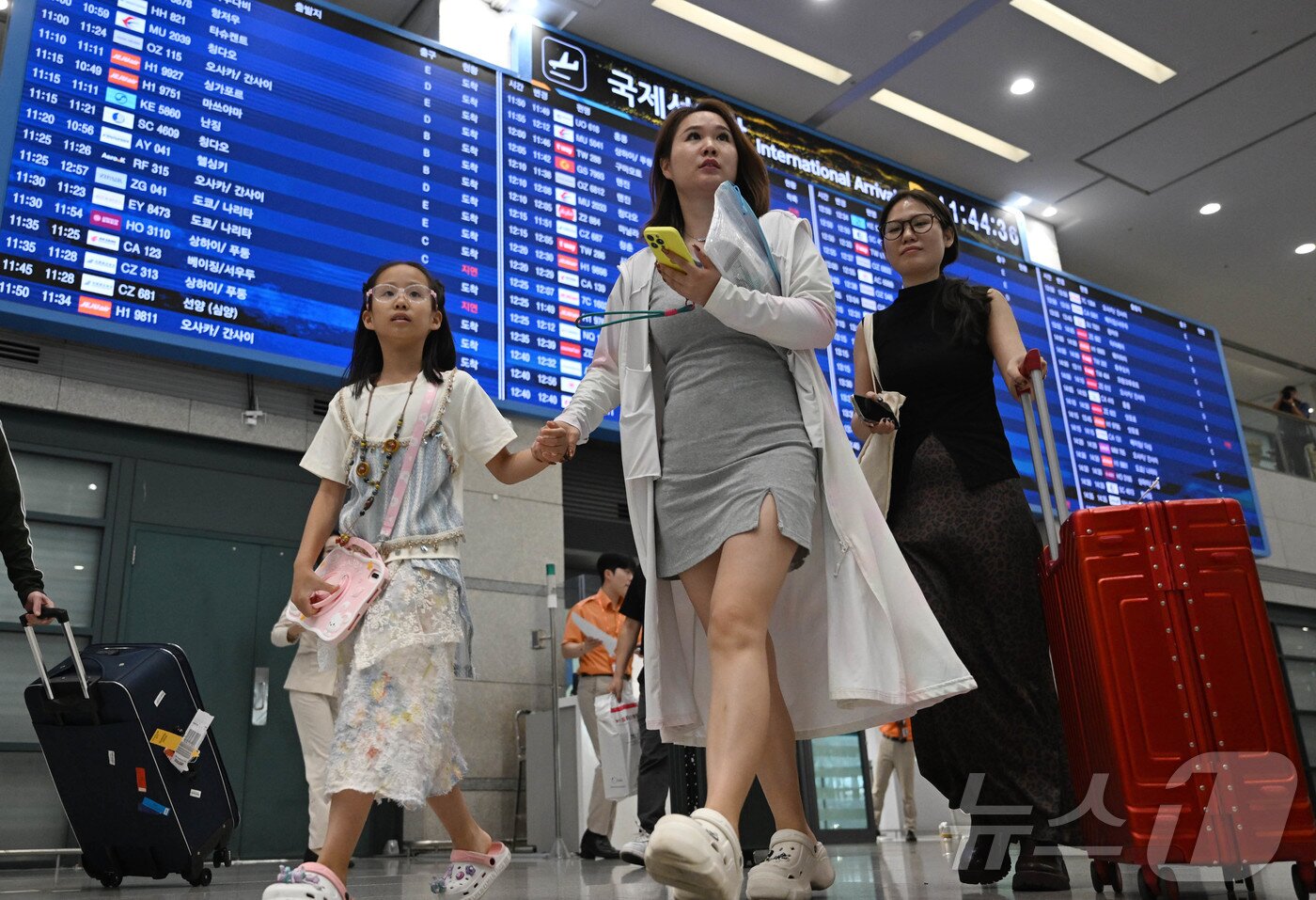본문 이미지 - 중국인 단체관광객에 대한 무비자 입국 시행 첫날인 29일 오전 인천국제공항 제1터미널 입국장으로 중국인 관광객으로 추정되는 이들이 입국하고 있다. (공동취재) 2025.9.29/뉴스1 ⓒ News1 오대일 기자