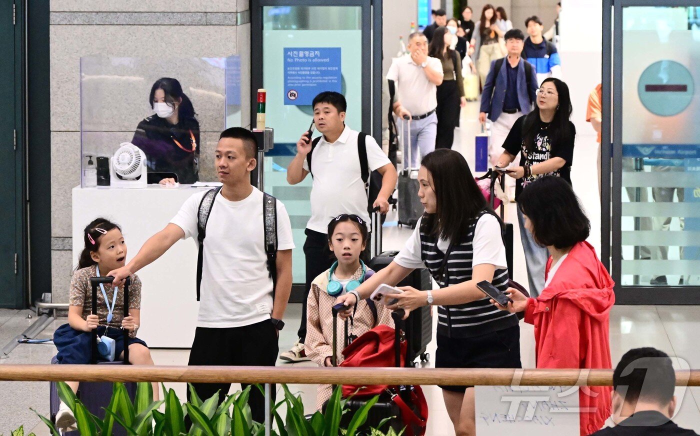 본문 이미지 - 중국인 단체관광객에 대한 무비자 입국 시행 첫날인 29일 오전 인천국제공항 제1터미널 입국장으로 중국인 관광객들이 입국하고 있다. (공동취재) 2025.9.29/뉴스1 ⓒ News1 오대일 기자