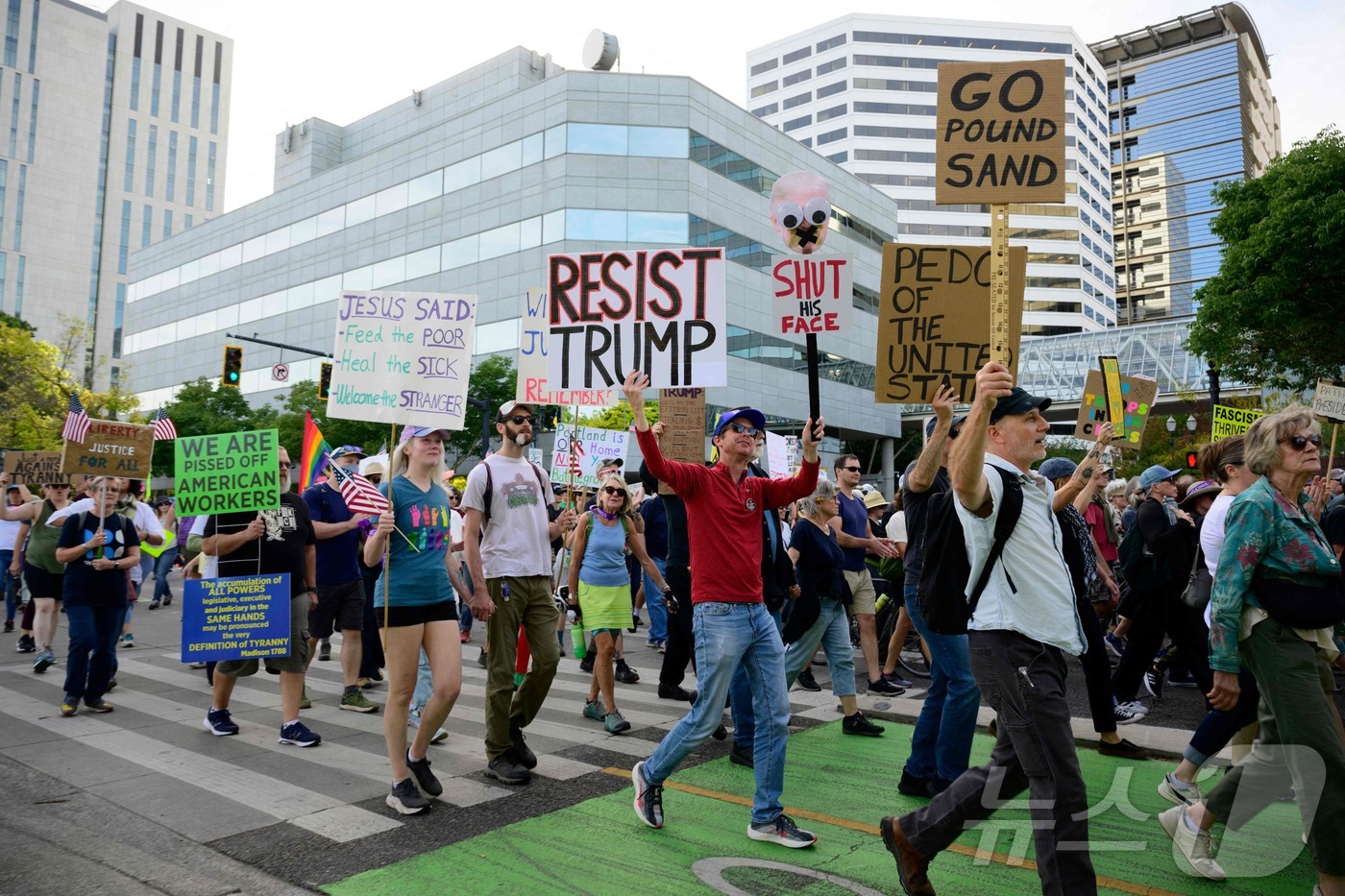 (포틀랜드 AFP=뉴스1) 권영미 기자 = 28일(현지시간) 도널드 트럼프 미국 대통령이 군대 배치를 예고한 미국 오리건주 포틀랜드에서 시위대가 행진을 벌이고 있다.2025.09. …