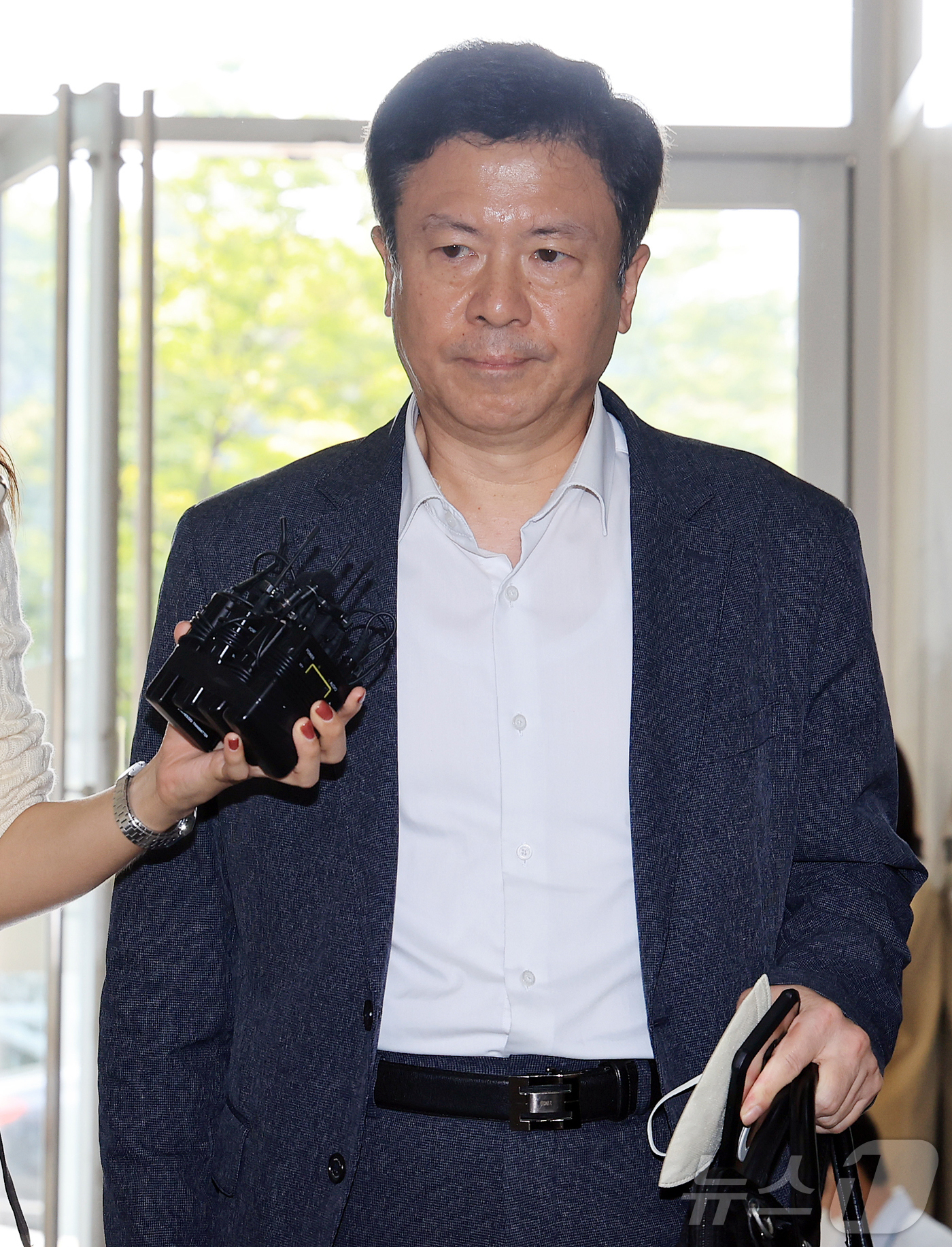 (서울=뉴스1) 김진환 기자 = 전하규 국방부 대변인이 29일 오후 서울 서초구 순직해병 특검팀(이명현 특별검사) 사무실에 참고인 신분으로 출석하고 있다. 2025.9.29/뉴스1 …