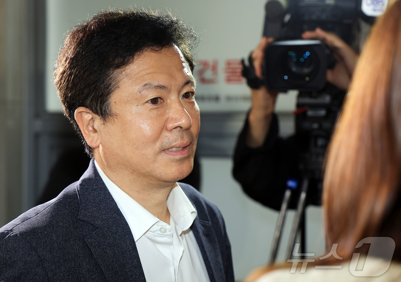 (서울=뉴스1) 김진환 기자 = 전하규 국방부 대변인이 29일 오후 서울 서초구 순직해병 특검팀(이명현 특별검사) 사무실에 참고인 신분으로 출석하며 취재진 질문에 답변하고 있다. …