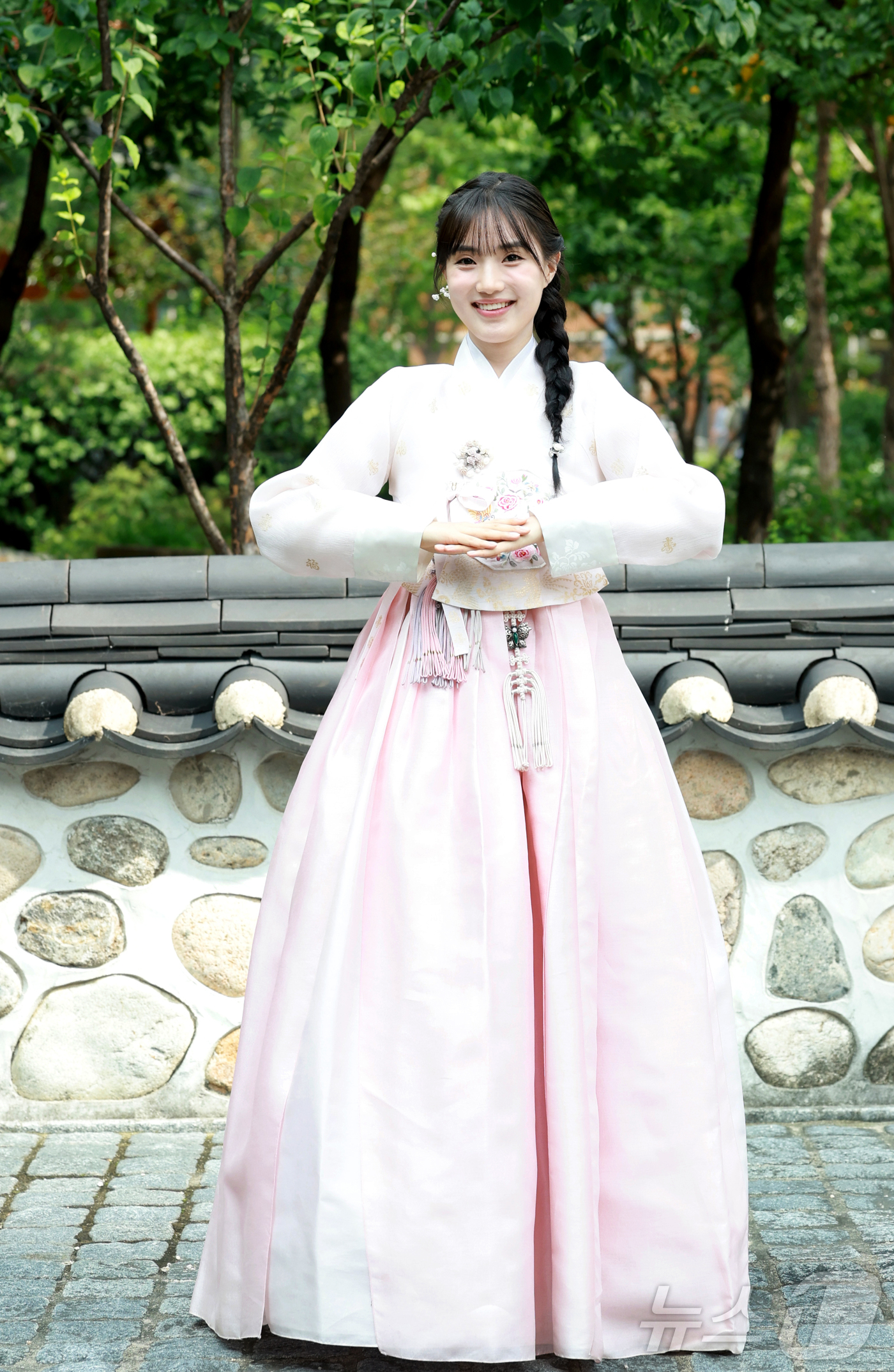 (서울=뉴스1) 권현진 기자 = '폭군의 셰프' 윤서아가 서울 종로구 뉴스1 인근에서 한복을 곱게 차려입고 추석 인사를 전하고 있다.윤서아는 지난 9월 28일 17.1%(닐슨코리아 …