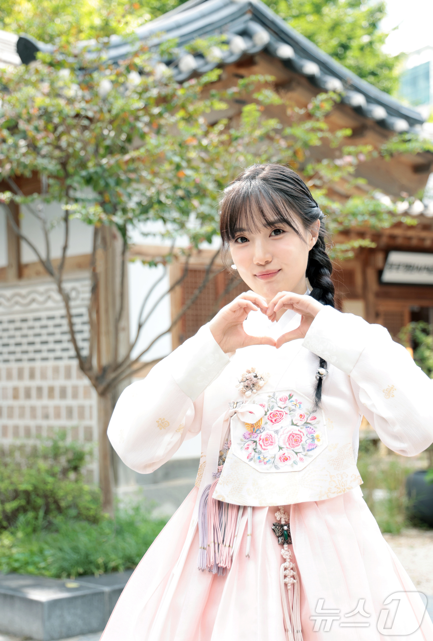 (서울=뉴스1) 권현진 기자 = '폭군의 셰프' 윤서아가 서울 종로구 뉴스1 인근에서 한복을 곱게 차려입고 추석 인사를 전하고 있다.윤서아는 지난 9월 28일 17.1%(닐슨코리아 …