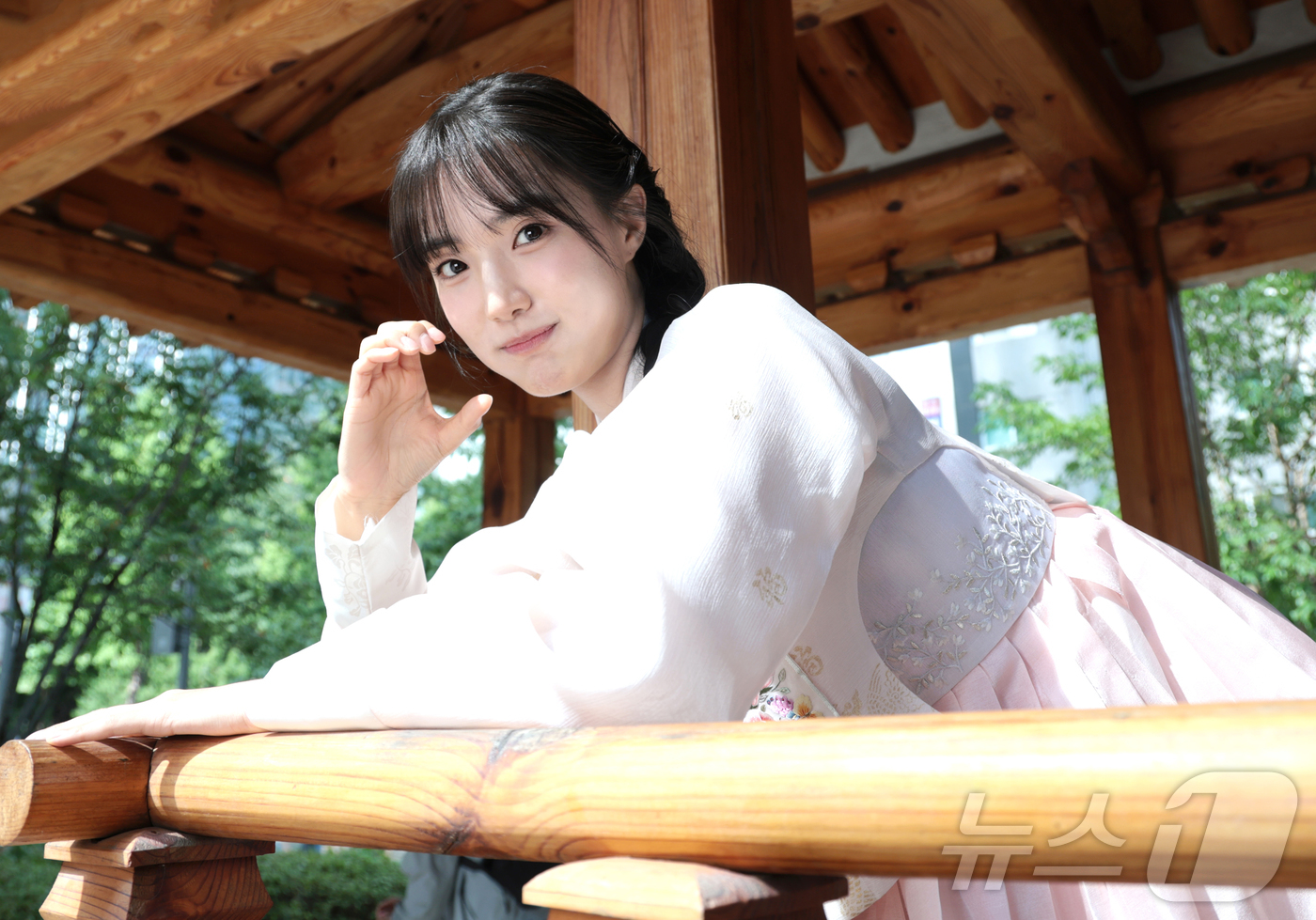 (서울=뉴스1) 권현진 기자 = '폭군의 셰프' 윤서아가 서울 종로구 뉴스1 인근에서 한복을 곱게 차려입고 추석 인사를 전하고 있다.윤서아는 지난 9월 28일 17.1%(닐슨코리아 …