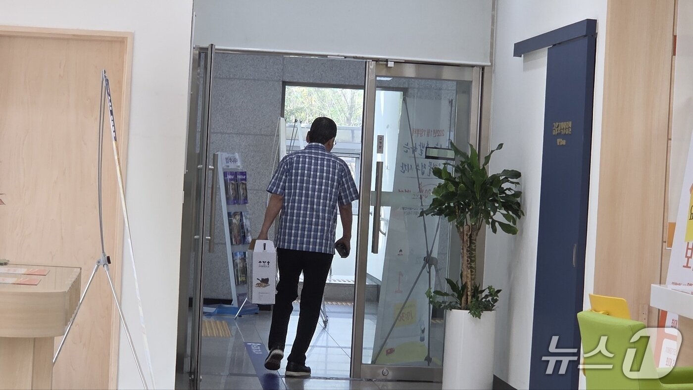 본문 이미지 - 29일 오전  택배 신청을 위해 세종우체국을 찾았던 한 시민이 접수를 못하고 발길을 돌리고 있다. / 뉴스1