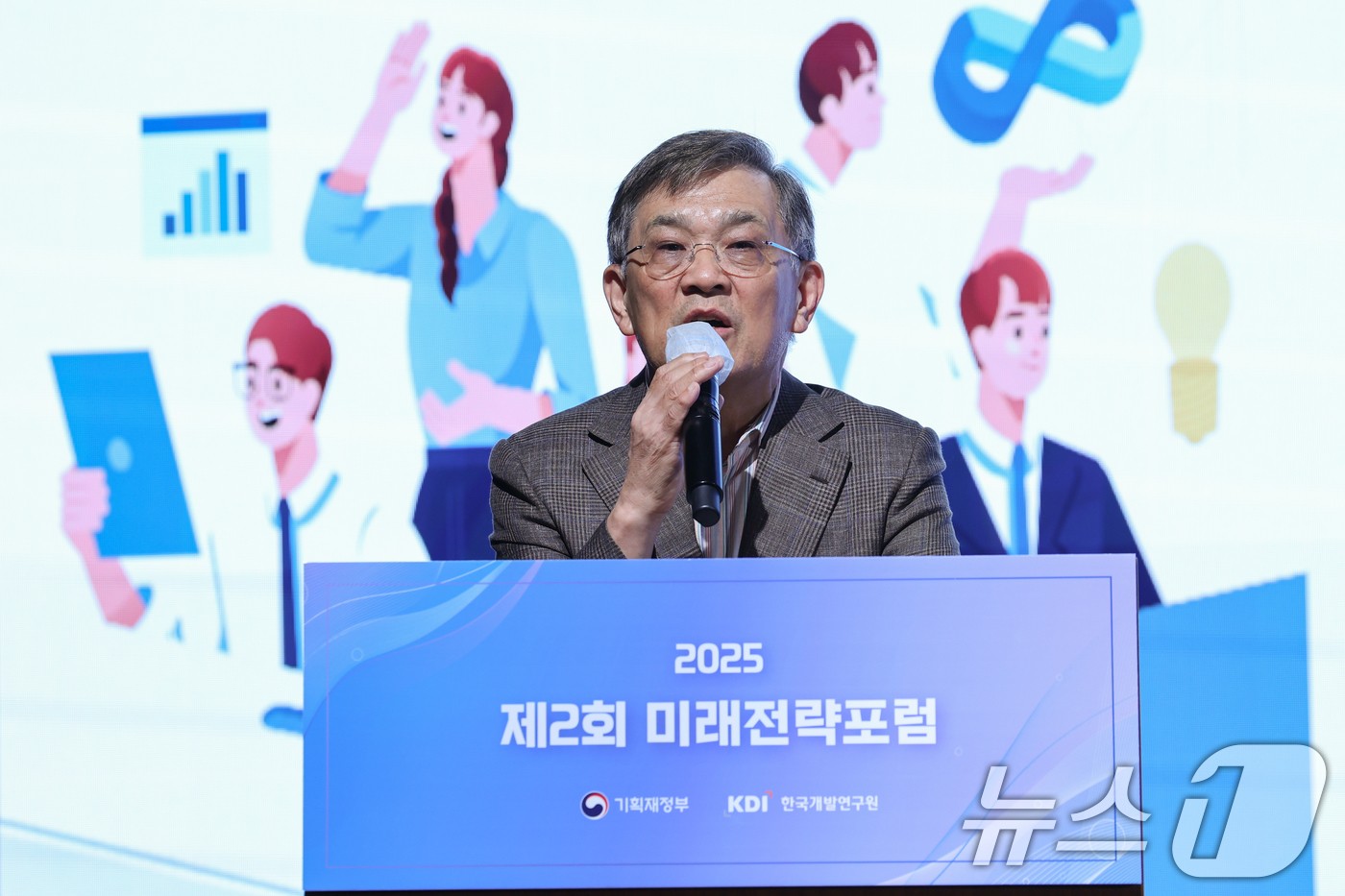 (서울=뉴스1) 안은나 기자 = 권오현 중장기전략위원회 위원장이 29일 오후 서울 영등포구 페어몬트 호텔에서 열린 2025 제2회 미래전략포럼에 참석해 축사를 하고 있다. 2025 …