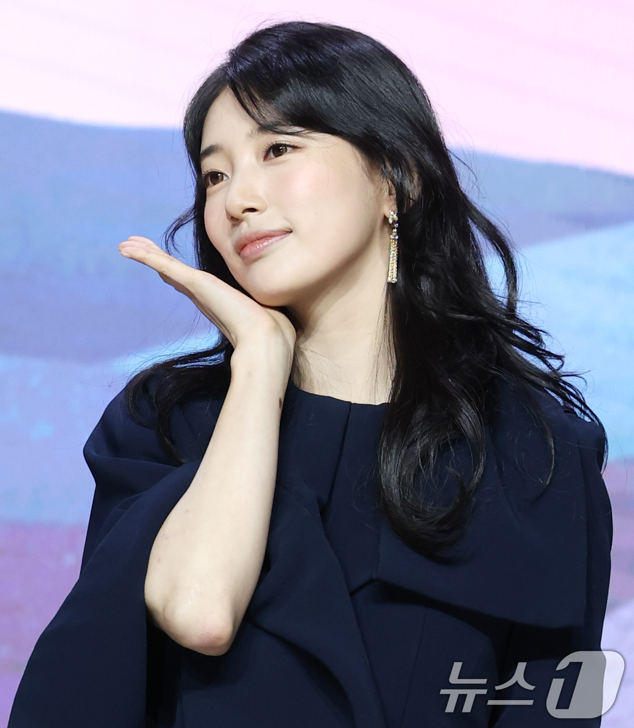 (서울=뉴스1) 권현진 기자 = 배우 수지가 29일 서울 강남구 조선팰리스서울강남에서 열린 넷플릭스 시리즈 '다 이루어질지니'(극본 김은숙) 제작발표회에 참석해 포즈를 취하고 있다 …