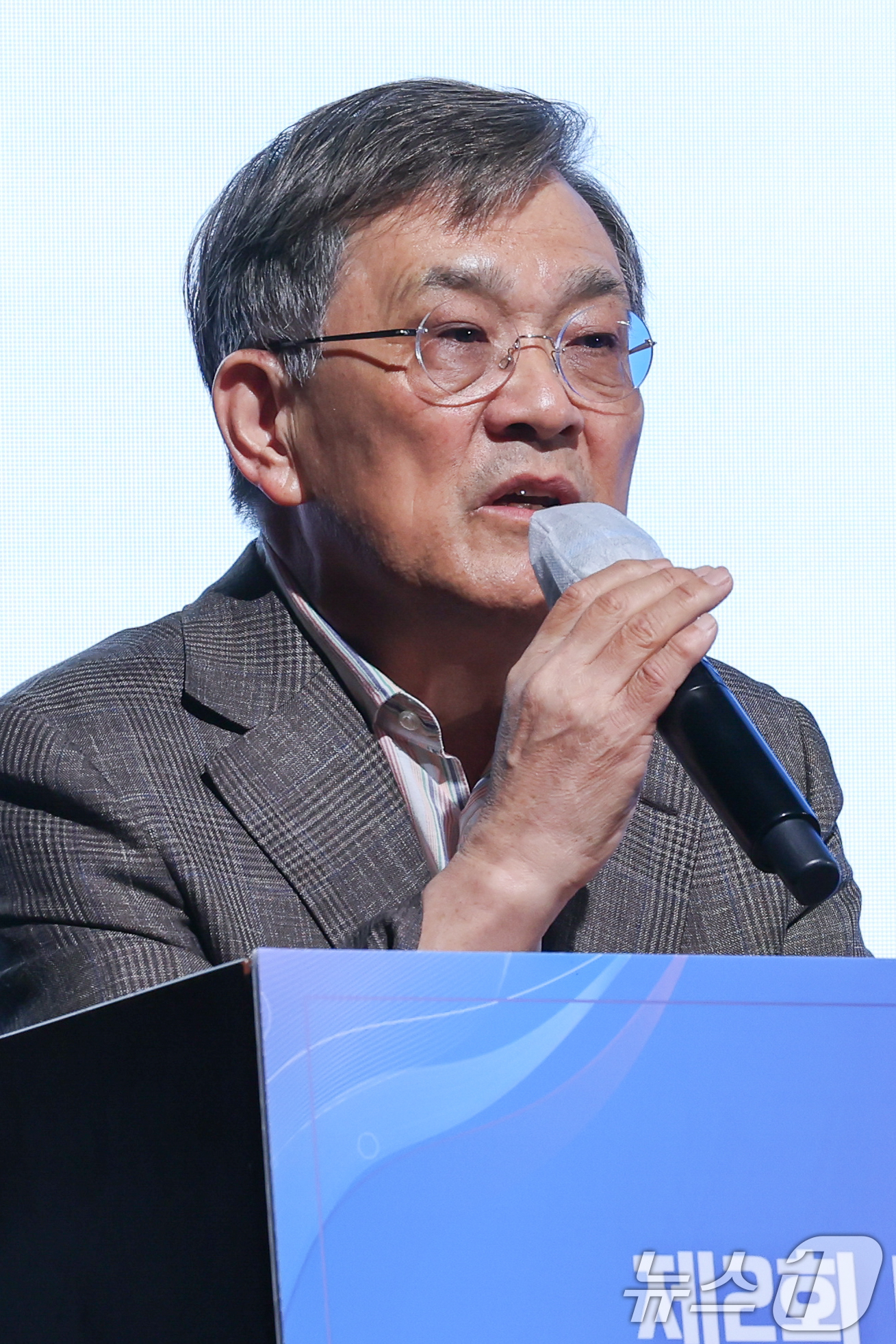 (서울=뉴스1) 안은나 기자 = 권오현 중장기전략위원회 위원장이 29일 오후 서울 영등포구 페어몬트 호텔에서 열린 2025 제2회 미래전략포럼에 참석해 축사를 하고 있다. 2025 …