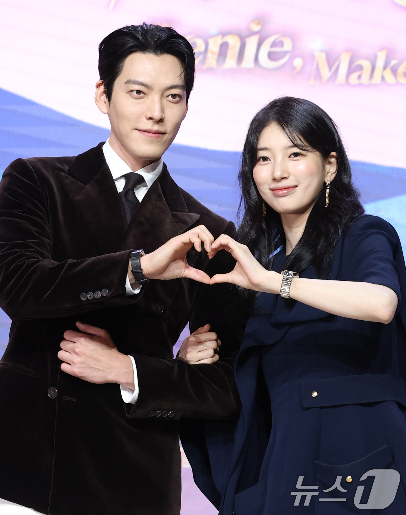 (서울=뉴스1) 권현진 기자 = 배우 김우빈과 수지(오른쪽)가 29일 서울 강남구 조선팰리스서울강남에서 열린 넷플릭스 시리즈 '다 이루어질지니'(극본 김은숙) 제작발표회에 참석해 …